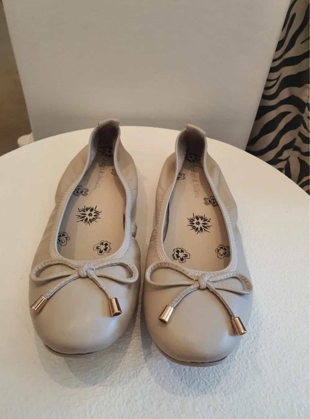 Belin - Almond Leather