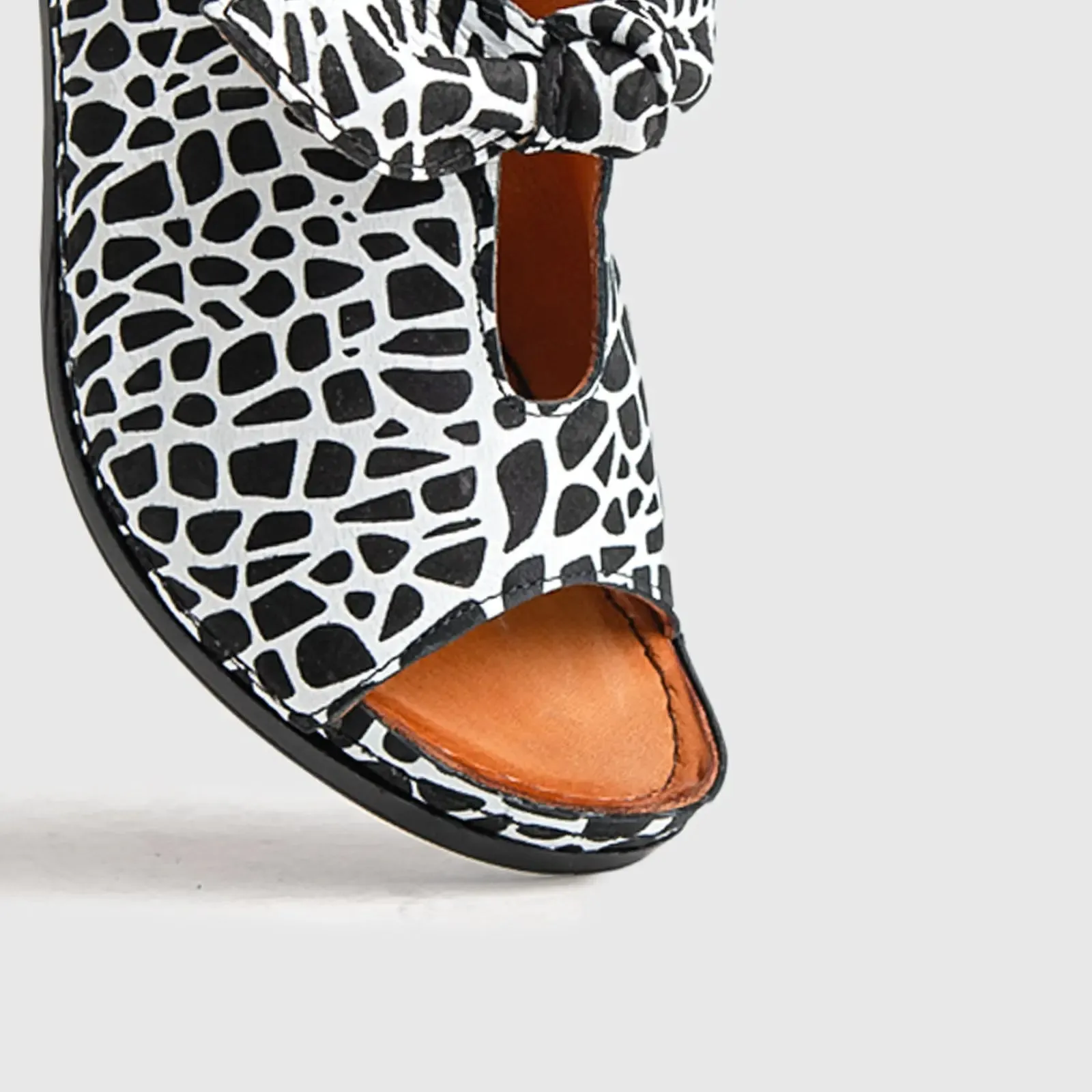 Comfort Push In Sandal 5307 Black/White
