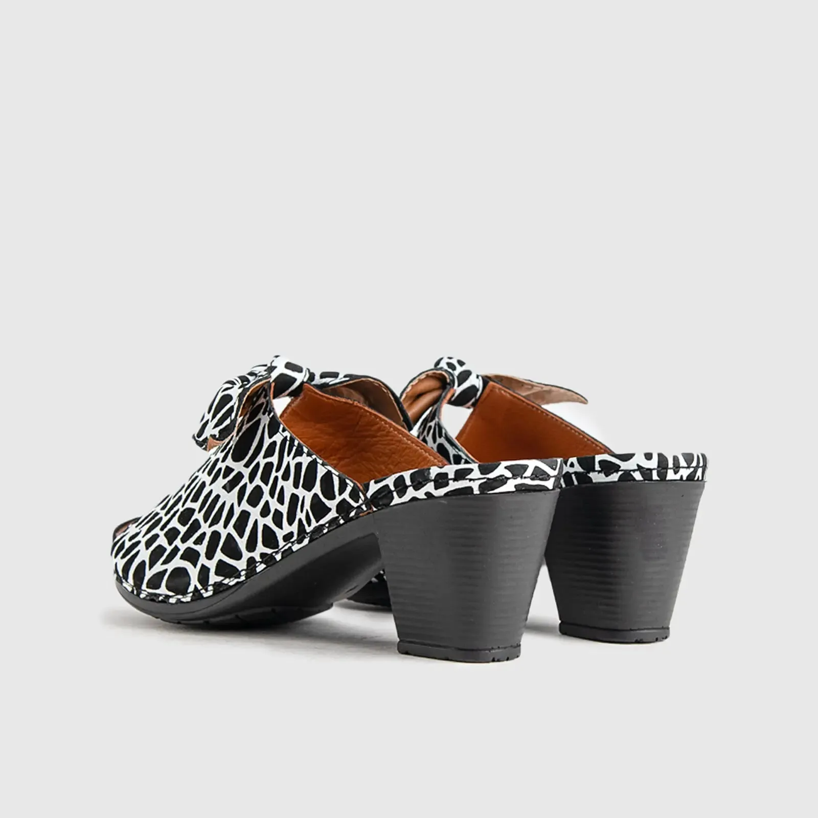 Comfort Push In Sandal 5307 Black/White