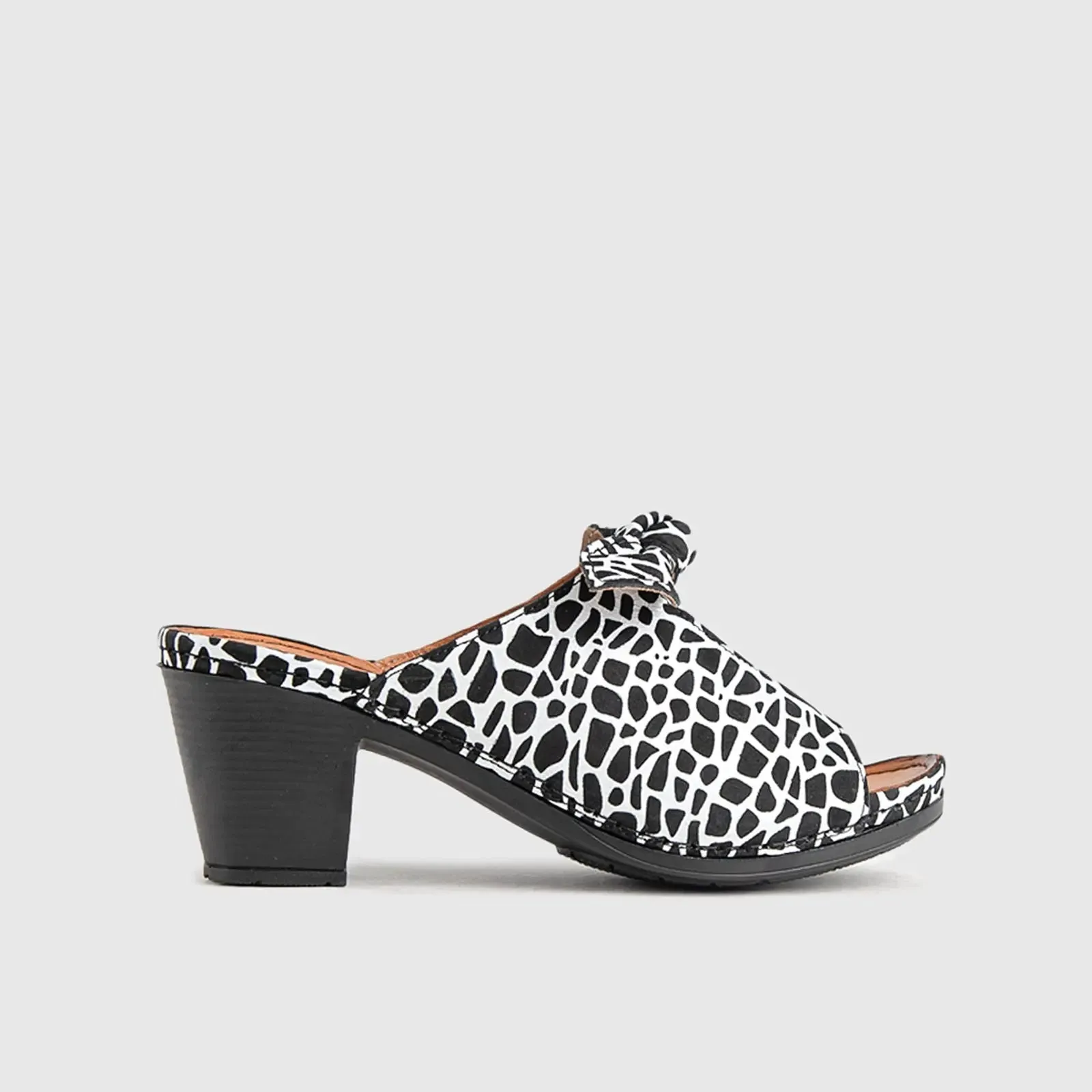 Comfort Push In Sandal 5307 Black/White