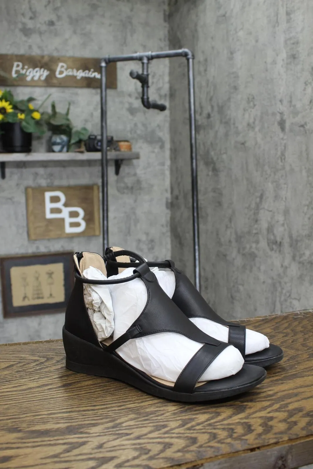 Journee Collection Women's Trayle Wedge Sandals TRAYLE-WEDGE-SANDAL Black 10M