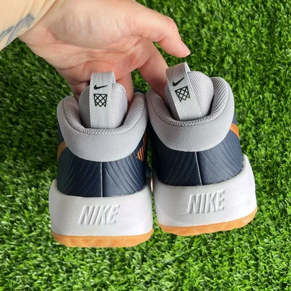 NIKE Team Hustle Basketball Sneakers size 7 youth