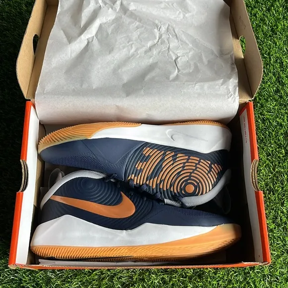 NIKE Team Hustle Basketball Sneakers size 7 youth