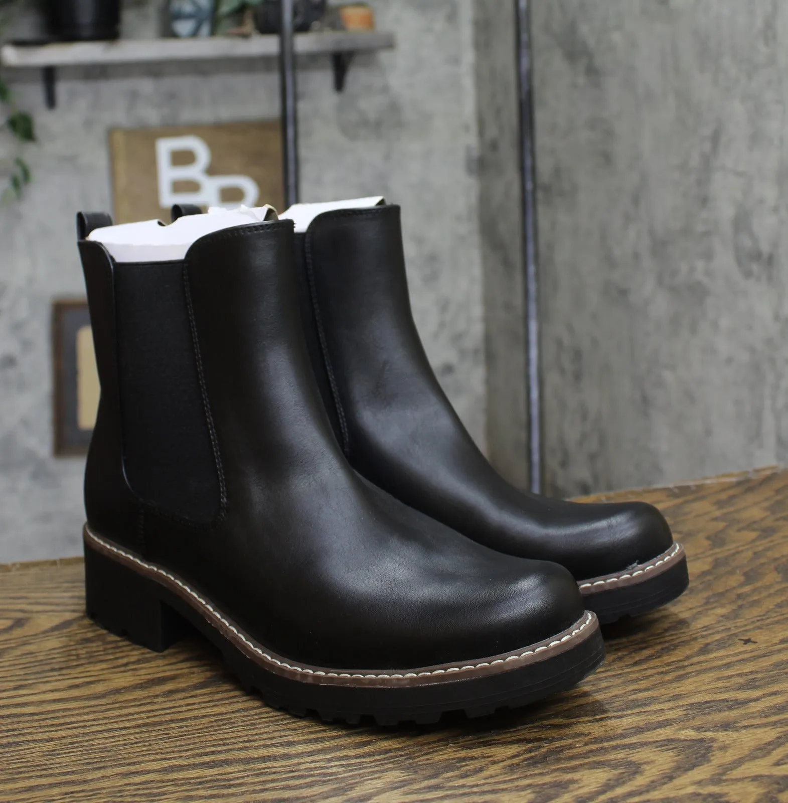 Universal Thread Womens Celina Chelsea Boots with Memory Foam Insole Black 11M